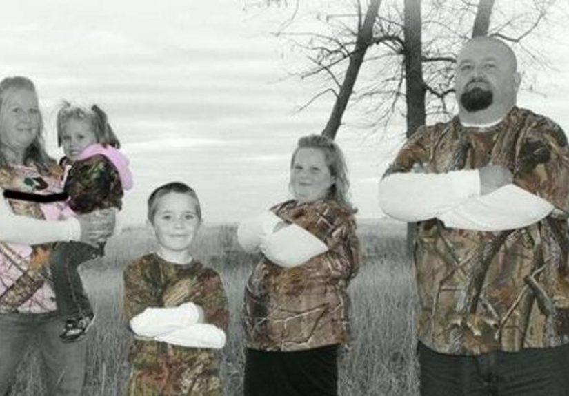 25 Awkward Redneck Family Photos
