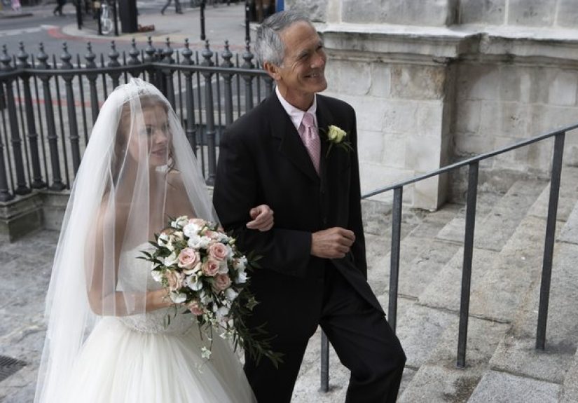 How to Decorate the Outside Railing With Tulle for a Wedding