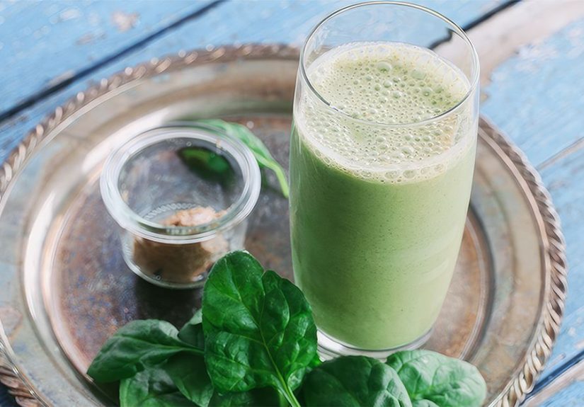 Banana, almond, and spinach smoothie