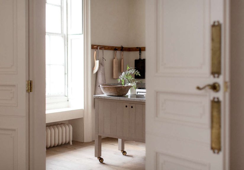 Kitchen of the Week: A Moveable Kitchen in Scotland (Shaker Peg Rail Included)