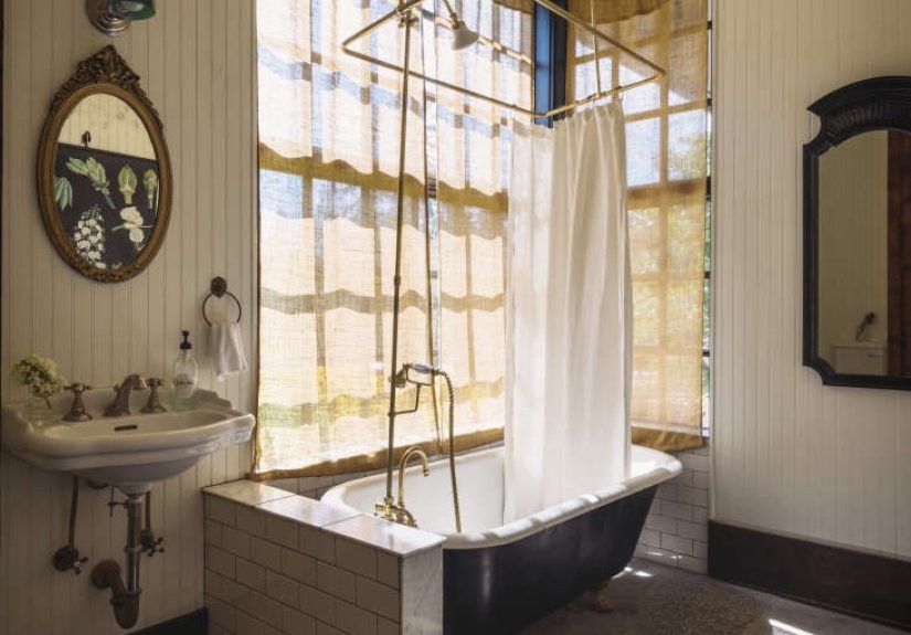 Bathroom of the Week: A Vintage Bath on Old Chaser Farm in Vashon Island, Washington
