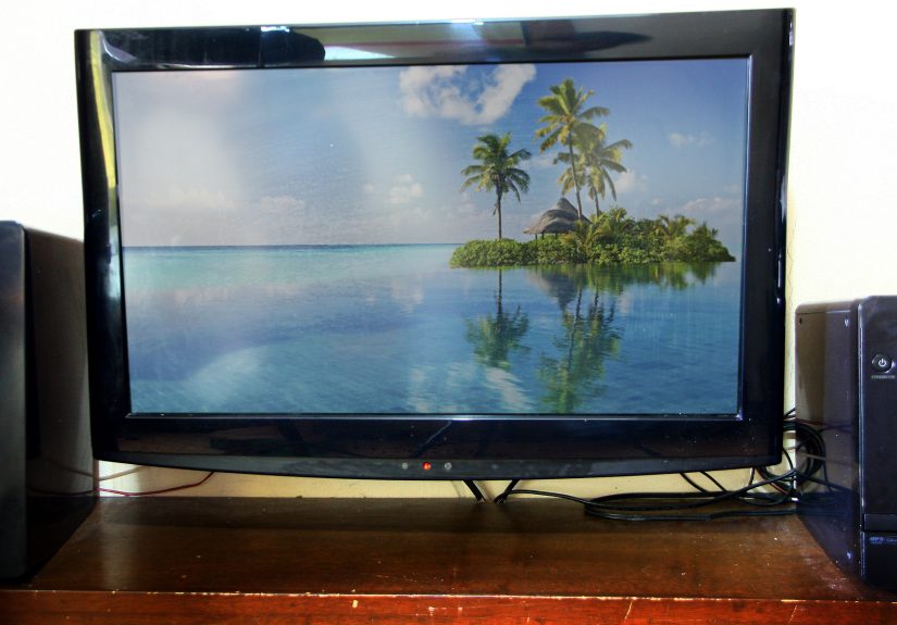 How to Mount a Flat Screen TV: 12 Steps