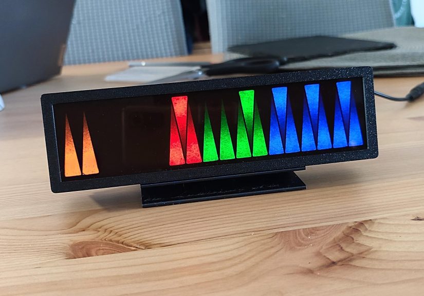 Linear LED Clock Looks Decidedly Vintage