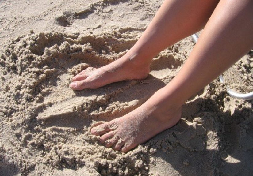 #872 The feeling of scrunching sand in your feet - 1000 Awesome Things
