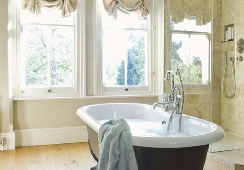 How to Clean a Reglazed Bathtub