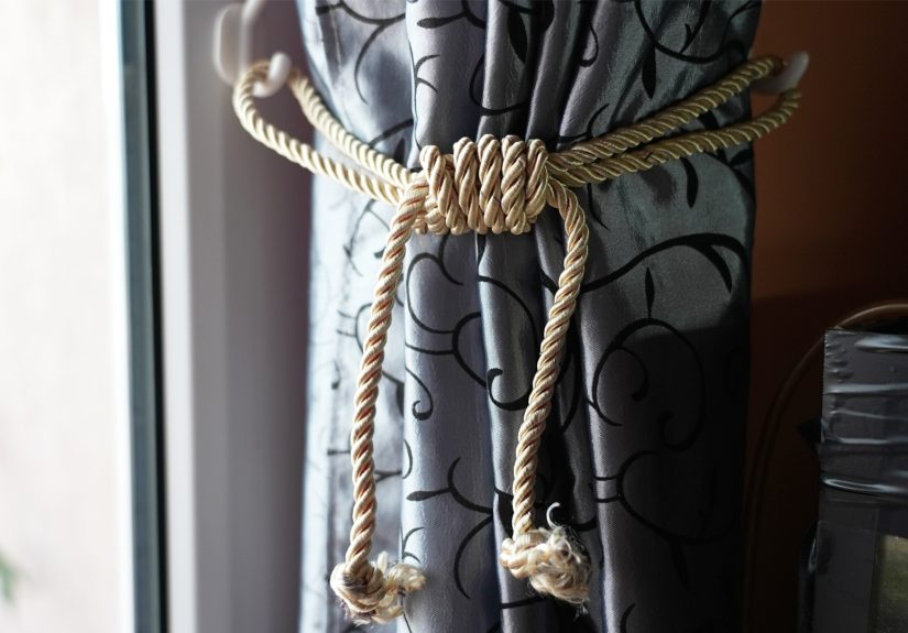 How to Tie Curtains in a Knot: 9 Steps